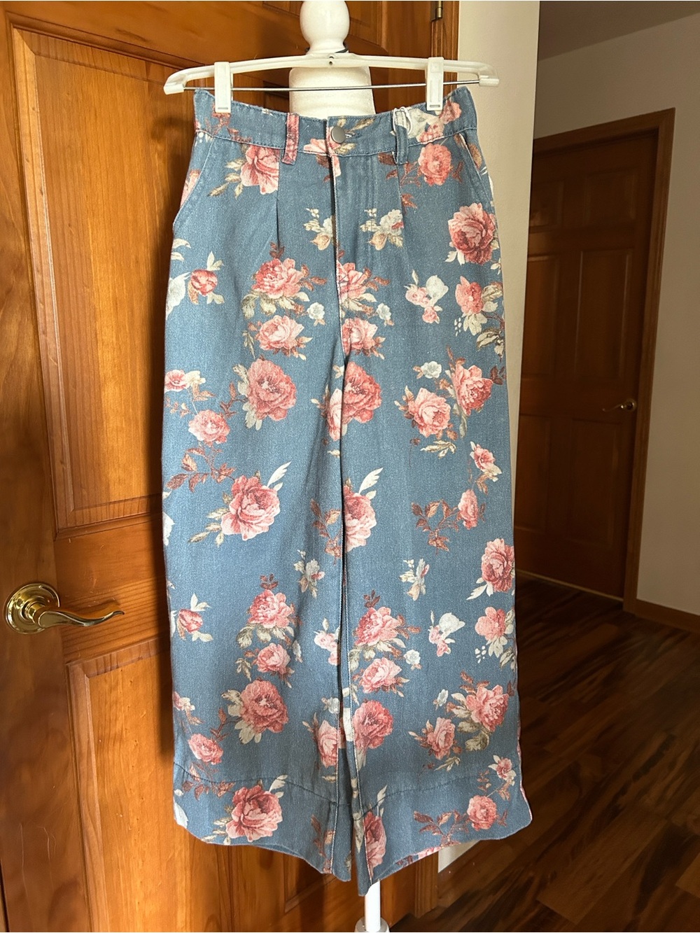High-Waist Floral Wide-Leg Jeans in Blue with Pink Rose Print